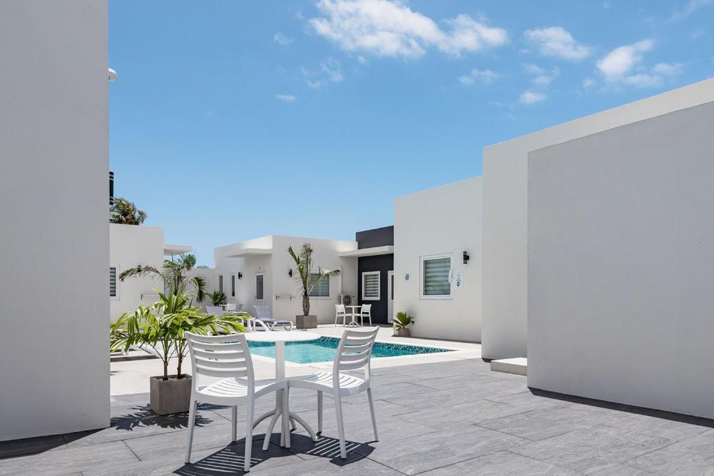 The Palm Leaf Apartments Noord Exterior foto